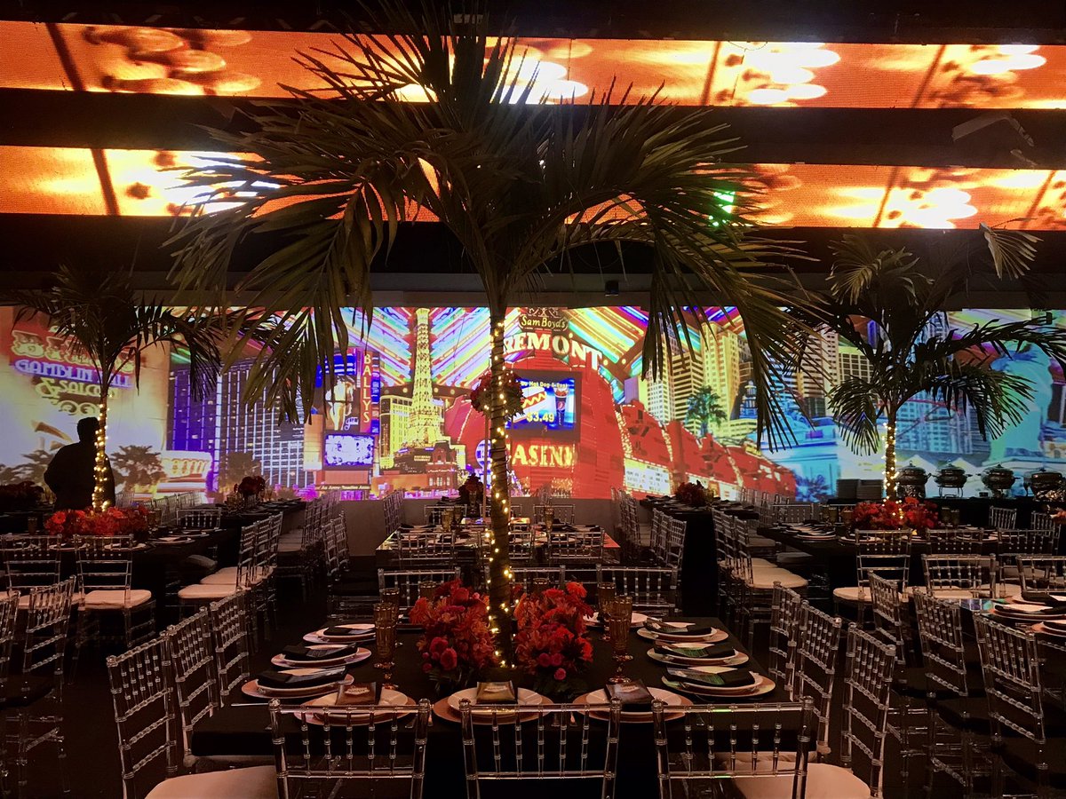 kkauelima's tweet image. #meninasde15 #videomapping #ledmapping