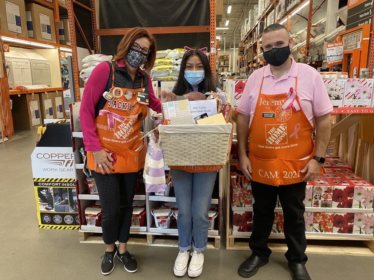 JeremyConley14's tweet image. Today we celebrated our cashier of the year Karla.  Thank you for all the joy you bring to 468 every day. #D130driven ⁦@jacki_mccord⁩ ⁦@misjudes⁩