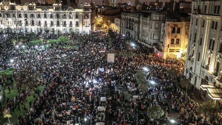 unchasqui's tweet photo. ¿En q país vivía @MaricarmenAlvaP cuando el Perú salió a marchar contra el usurpador Merino y se lo tumbó? ¿No sabe del poder de la gente en las calles? No provoques a la gente, Malcricarmen porque el indómito inca q llevamos dentro en cualquier ratito se vuelca a las calles, ok? https://t.co/ic5zZsWl1D