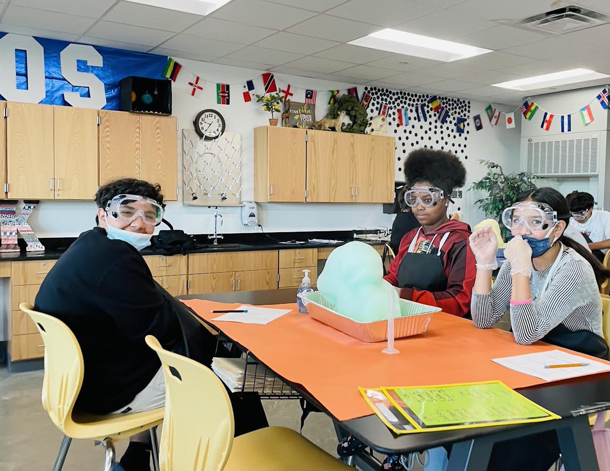 walker_leisd's tweet photo. Coach Kirby’s class conducted the elephant toothpaste lab today! @LEISDScience1
#GoScienceGo https://t.co/v8vWtM3nTJ