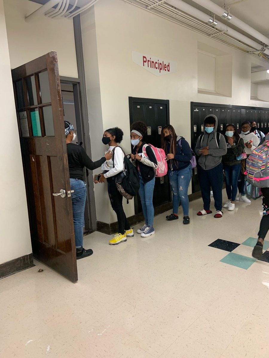 EastMagnet's tweet photo. Exit tickets are great, but oday our 9th grade Science teacher, Ms. McBroom, used an entrance ticket. The quiz before the quiz. #quizready #inspiregreatness @drjenkins04 https://t.co/Fyn1TYfWVY