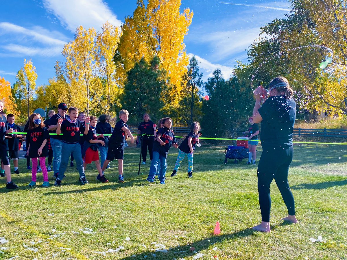AmberMarsolek's tweet photo. My favorite part of today’s Bubble Mania Fund Run? Definitely getting soaked with water balloons by our $100+ earners. Those Kinders have great arms. https://t.co/T3mozk2HXv