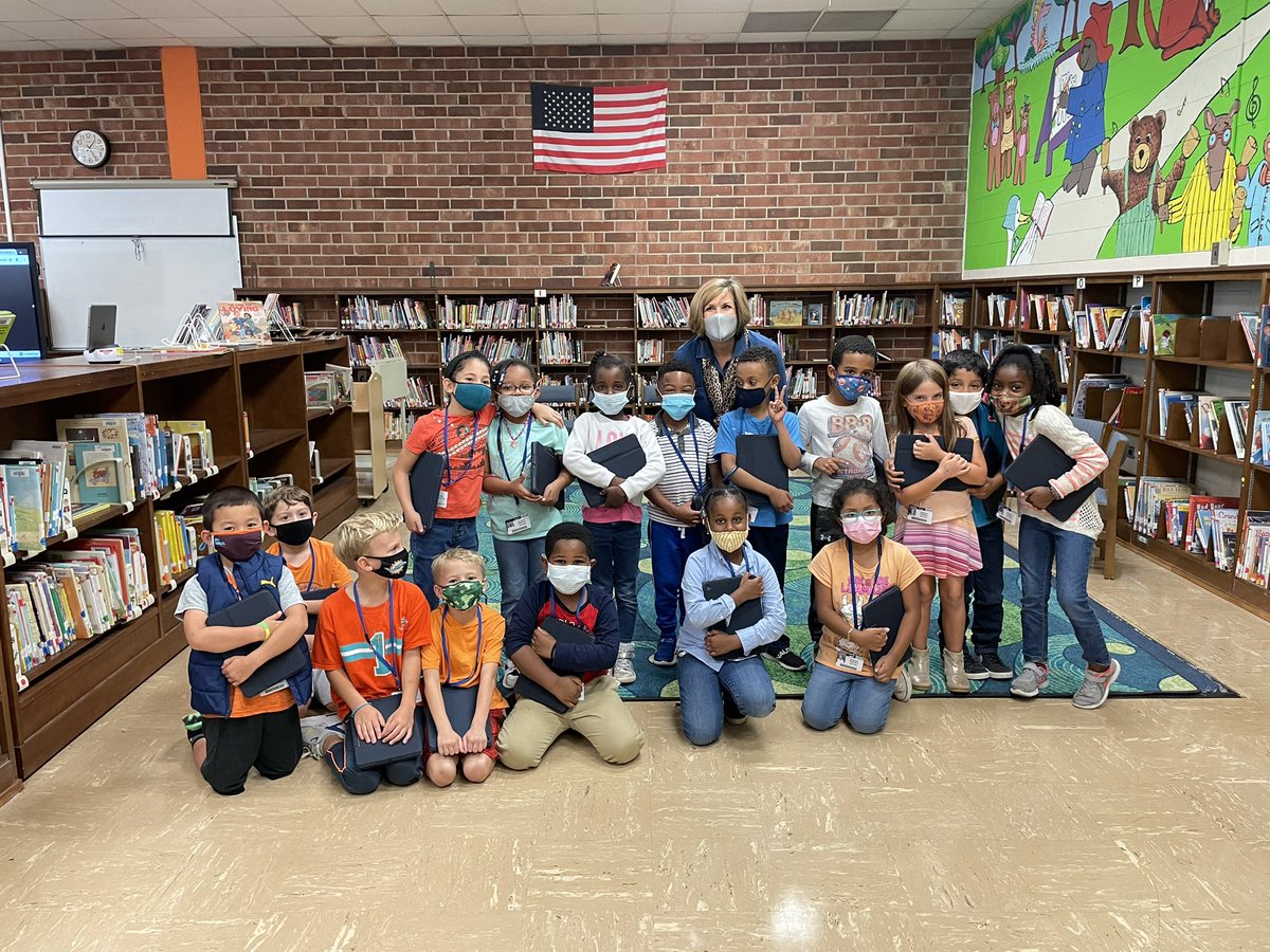 LibraryMorehead's tweet photo. 1st grade studied pushes and pulls with our new LEGO for Eduction Kits this week! https://t.co/ATnkFcB6gs