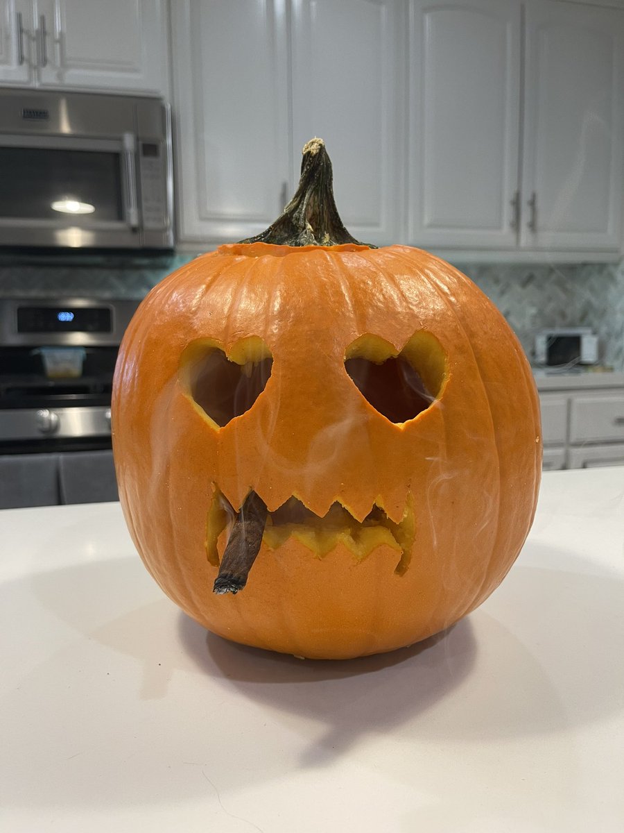 coi_leray's tweet photo. Smoking a blunt with my pumpkin talking about life https://t.co/BZHhu4FASx