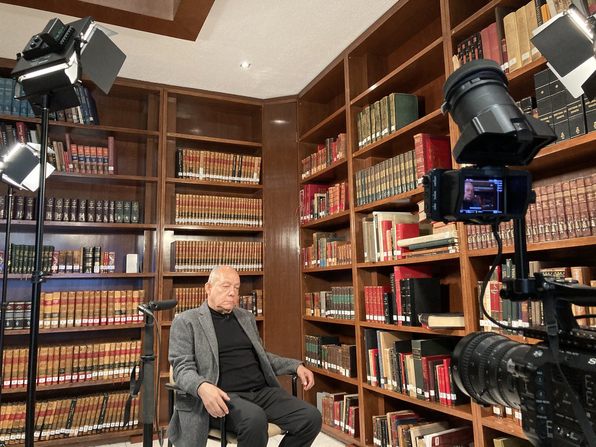 ron_media's tweet photo. La entrevista es uno de los dispositivos narrativos más importantes del documental.
The interview is one of the most important narrative tools for documentary #documental #documentary #entrevista #interview #setlife #onproduction https://t.co/SAWhNook8Q