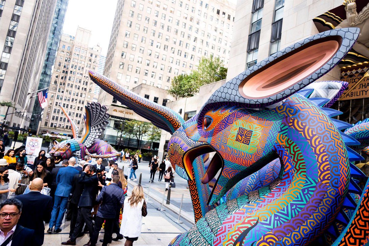 lopezdoriga's tweet photo. Chequen esta maravilla. 

Dos alebrijes oaxaqueños llegaron al Rockefeller Center de Nueva York 

https://t.co/HVeV2cD6H5 https://t.co/DfSwwrxbuC