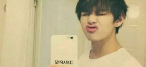 Fotoğrafımı çekmeye çalışıyorumdur ve kameranın önünde tüm yüz mimiklerini deniyorumdur: