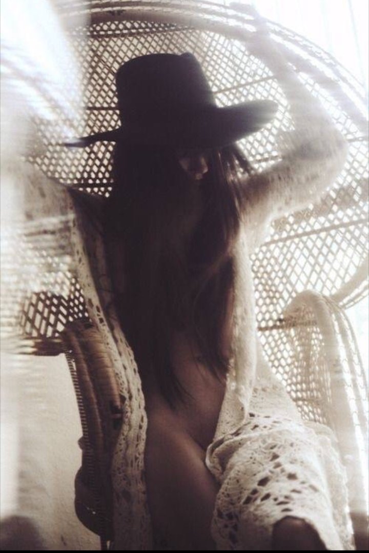 Scivolando verso il fine settimana!
Buon sabato💋
#Frasiecolori 
#BuongiornoATutti