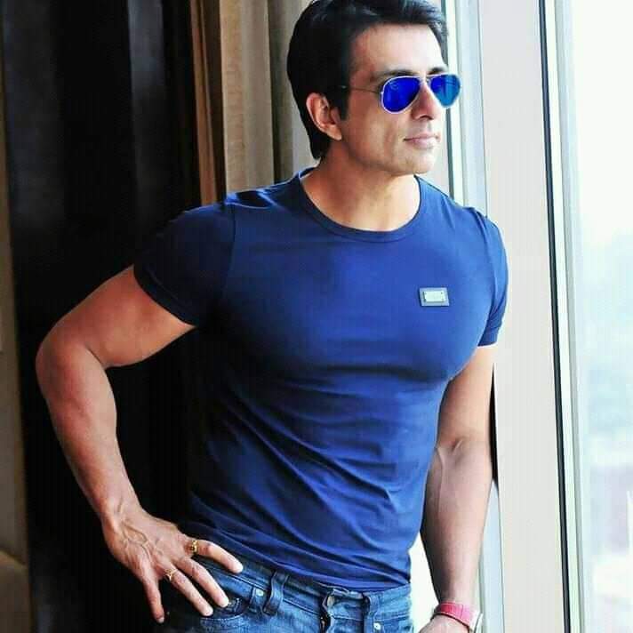 Shumaira143's tweet photo. @SonuSood Thanks to Sonu sir 🙏for wiping the tears of the poor. God bless you and you get all the blessings from these people. Also appreciate that he is personally monitoring so that there will be no corruption. I salute you. @SonuSood Sir 🙏🙂❤️ #SonuSoodTheRealHero #SabHongeKamyab https://t.co/Hg8H4X4qMm