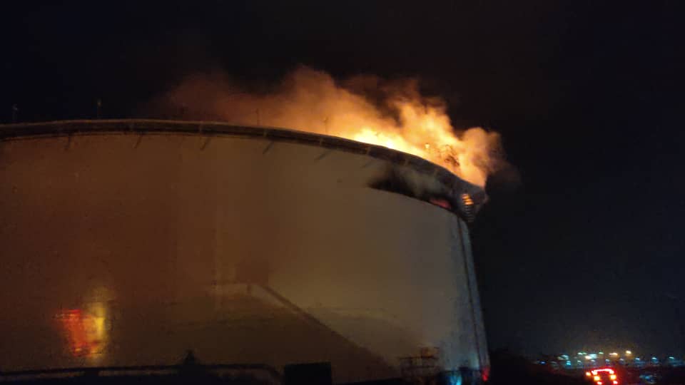 FChirinos67's tweet photo. Incendio en tanque de la refinería El Palito se desató luego de un centellazo, la refinería no cuenta con pararrayos. Aun a esta hora se mantiene el incendio en el tanque que almacena millones de litros de crudo. Seguridad interna informó que la situación está controlada https://t.co/FoOtl2Fbbb