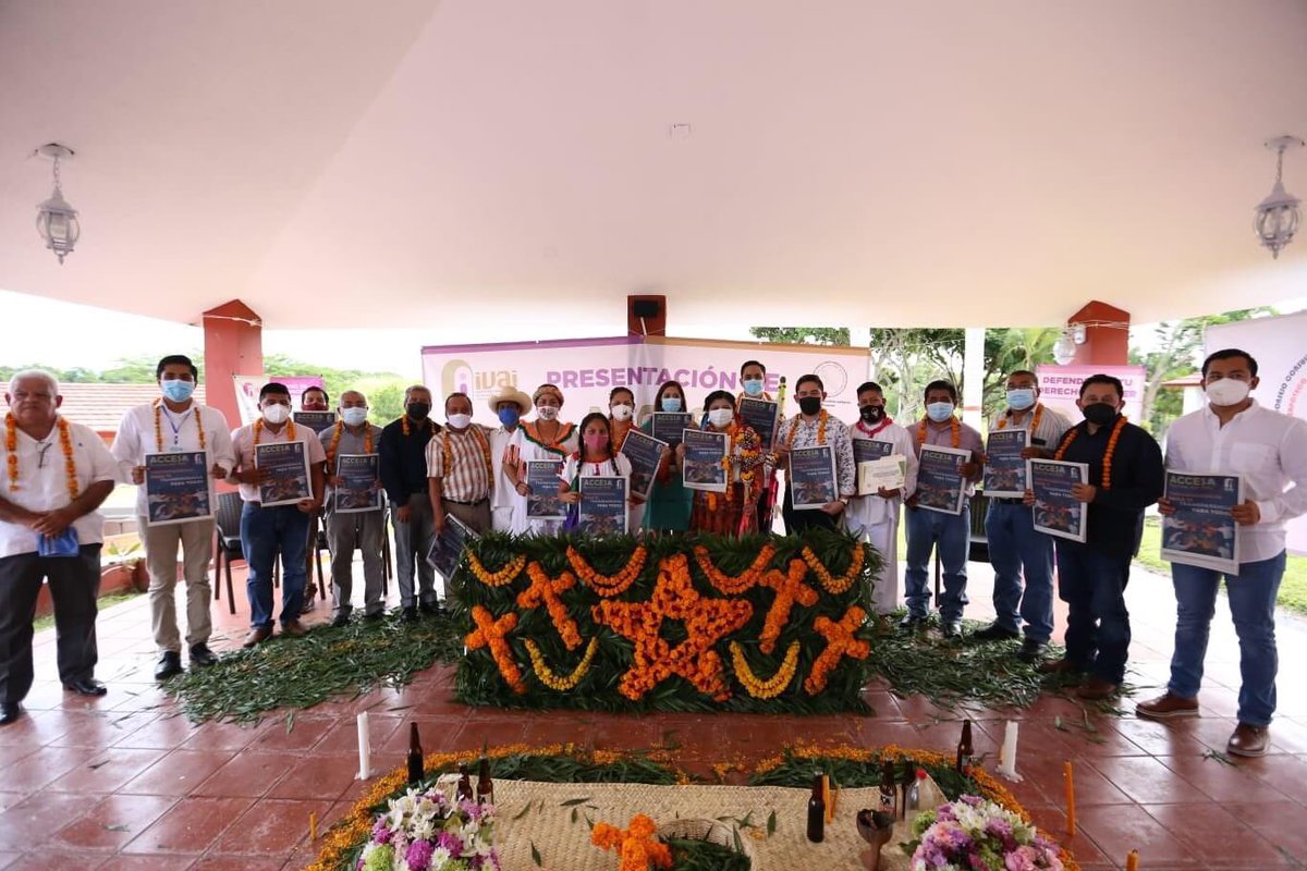 AlfredoCorona's tweet photo. El día de hoy y con la compañía del Consejo Consultivo Indígena y la comisionada presidenta del @VERIVAI, @Ydlan, presentamos una edición más de #Accesa, revista de este Instituto que por primera vez incorpora artículos y un formato de acceso a la información en #LenguaTotonaca. https://t.co/2wL6E7d43P