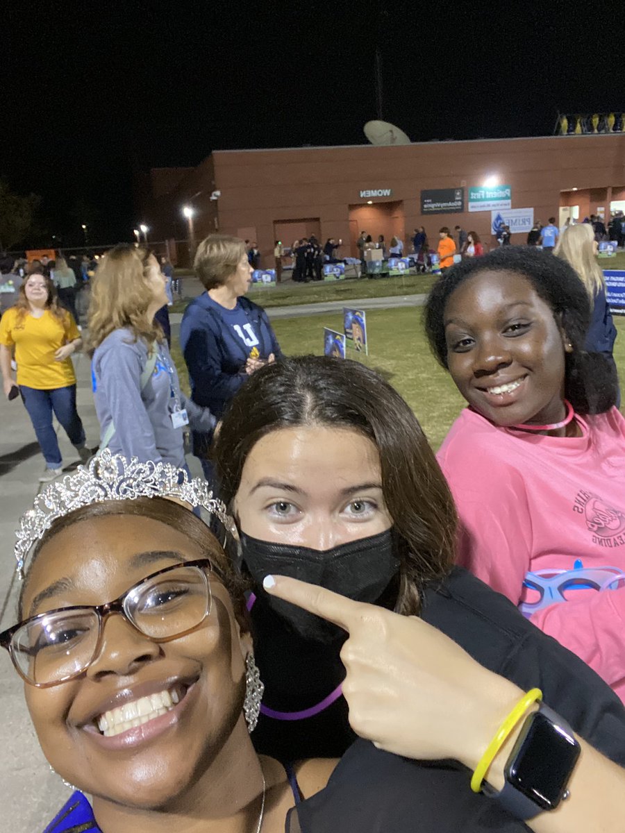 AlexaRashae's tweet photo. Oh nothing, Your just looking at the homecoming Queen👑💙 @OceanLakesHS https://t.co/KbR4pg3fn8