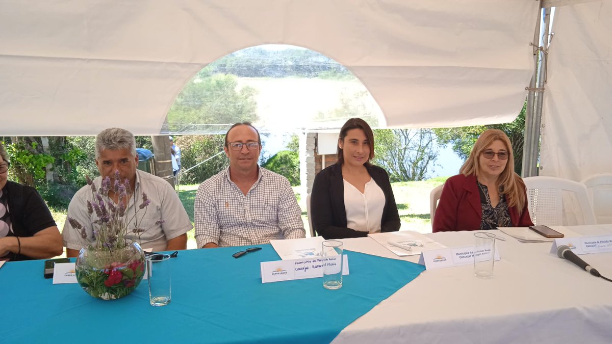 FaMunicipios's tweet photo. Con participación de los Alcaldes @brunoferiguini y Carlos Souto y el Concejal de Plácido Rosas Rafael Muniz sesionó hoy la Mesa Ejecutiva del @PlenaMunicipios en dicha localidad de Cerro Largo.
Intercambiando opiniones para seguir construyendo oportunidades desde los territorios https://t.co/VeXSMLtcup
