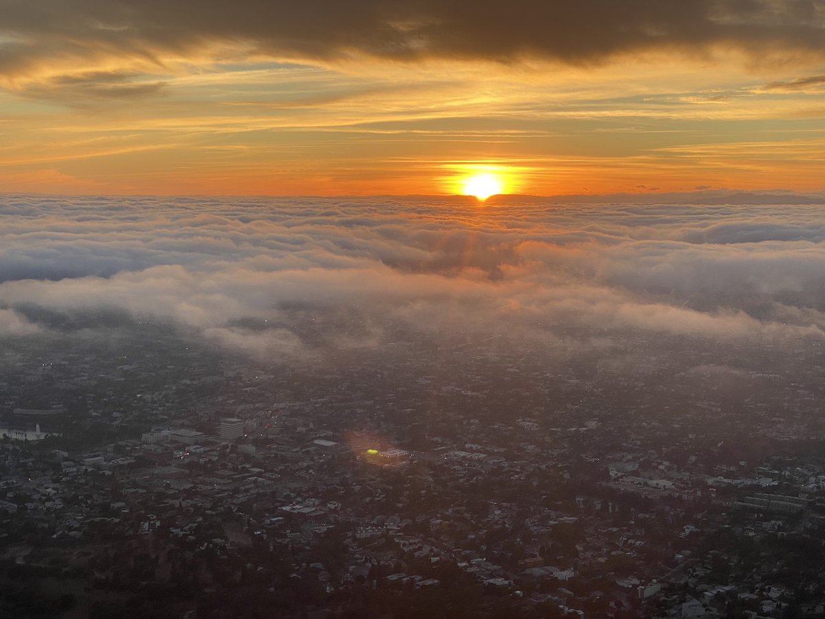 abc7gabe's tweet photo. Clouds moving in leads to an amazing sunset! #silverlake #newschopper4alpha @NBCLA @WelkAviation 🚁 https://t.co/YNrejk8cm6