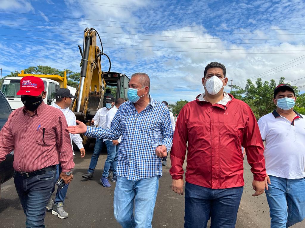 OviedoPSUV's tweet photo. Nuestro trabajo por una ciudad más bonita no se detiene, por eso nos encontramos en la Av. Guayana uniendo fuerzas junto al Diputado @amarcanopsuv, la empresa privada y la clase obrera.

#VacúnateEvitaElContagio
#VamosCiudadGuayana https://t.co/TfInMNjX1w