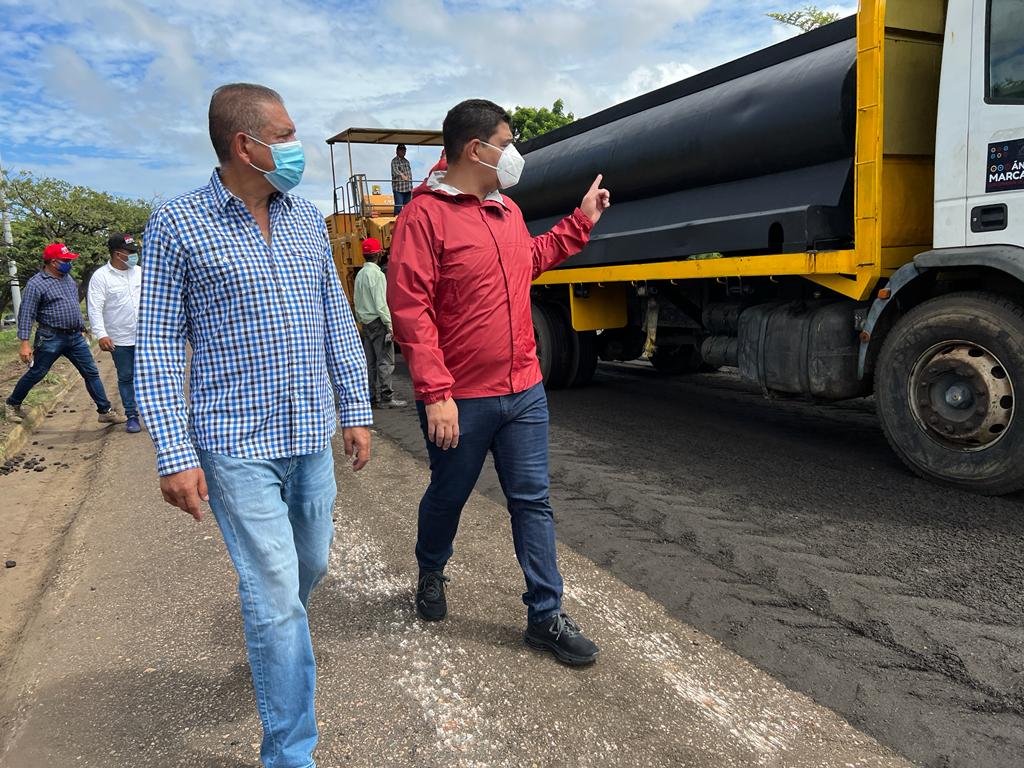 OviedoPSUV's tweet photo. Con este Plan de Asfaltado complementaremos los trabajos de iluminación que venimos haciendo desde hace semanas, así que se vienen cosas buenas, porque en Caroní tenemos con qué.

#VacúnateEvitaElContagio
#VamosCiudadGuayana https://t.co/VcNKDMv7JG