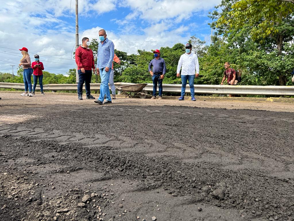 OviedoPSUV's tweet photo. Con este Plan de Asfaltado complementaremos los trabajos de iluminación que venimos haciendo desde hace semanas, así que se vienen cosas buenas, porque en Caroní tenemos con qué.

#VacúnateEvitaElContagio
#VamosCiudadGuayana https://t.co/VcNKDMv7JG