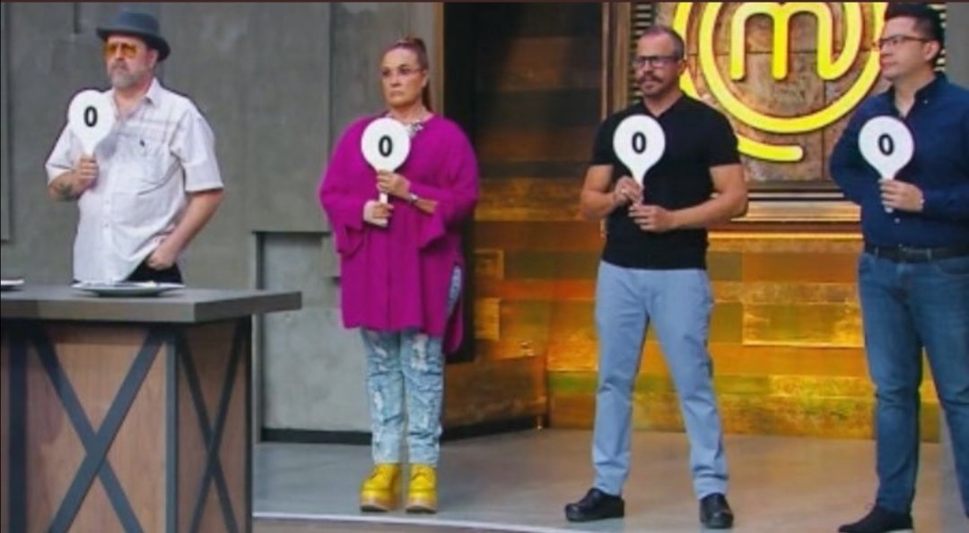 Sr_Mostachon's tweet photo. Así deberían calificar a Laura por poner cosas que se cayeron en el piso... En el plato.

#GalayCelebrities
#MasterChefCelebrity https://t.co/GE26xCIOOe