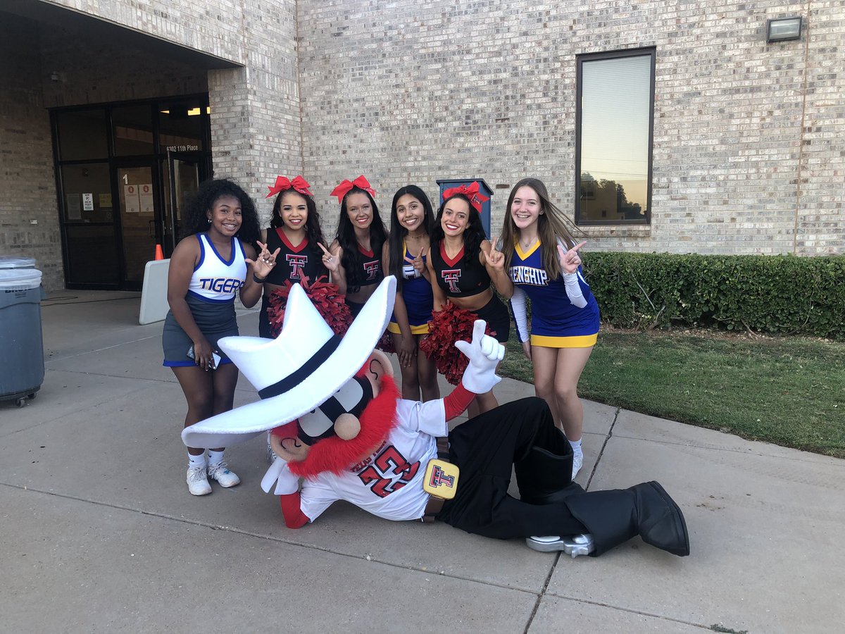 FrenshipHSCheer's tweet photo. Thanks for having us Northridge Elementary!! We had a blast at the trunk or treat tonight!! #TigersHelpingTigers #BeTheirPerson #FrenshipCheer2021 https://t.co/QXzZmrVSJc