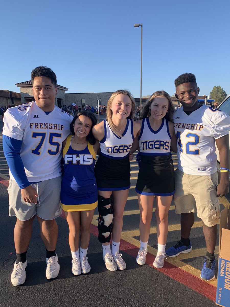 FrenshipHSCheer's tweet photo. Thanks for having us Northridge Elementary!! We had a blast at the trunk or treat tonight!! #TigersHelpingTigers #BeTheirPerson #FrenshipCheer2021 https://t.co/QXzZmrVSJc