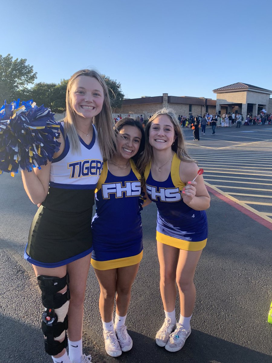 FrenshipHSCheer's tweet photo. Thanks for having us Northridge Elementary!! We had a blast at the trunk or treat tonight!! #TigersHelpingTigers #BeTheirPerson #FrenshipCheer2021 https://t.co/QXzZmrVSJc