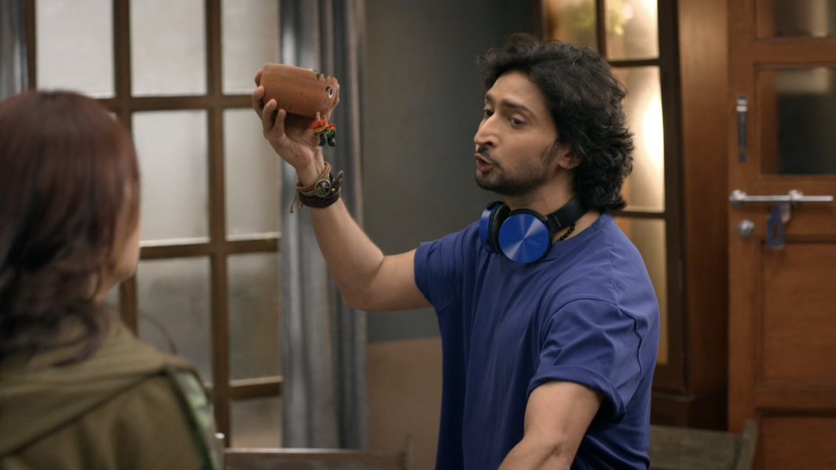 vashmaydiaries's tweet photo. Monu:- I’m not going to listen to u 
Sid:- Achha … then Gappu has to make the sacrifice now 

Meanwhile Gappu:- Pata nahi aise situation mein ..main automaticallyaage  aage kaise  aa jata  hu 😂😂😂

#ZiddiDilMaaneNa #KunalKaranKapoor #KaveriPriyam #SiMi https://t.co/RGGQmIzXRo