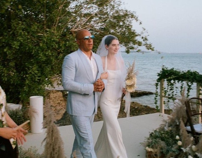 MarvelLatin's tweet image. Vin Diesel acompañó a Meadow Walker, hija de Paul Walker, hacia el altar en su casamiento

¡LA FAMILIA! 😭❤️
