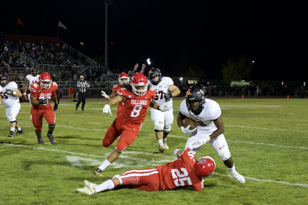 AVSunDevilFB's tweet photo. Andrews running hard. Gaining yards. 14-0 Q2 2 min left. 🤘#SmokeOAK 💨 #GoDevils #SunDevilPrideIsContagious #HighSchoolNews #HighSchool #AppleValley #HighDesert #AppleValleyHighSchool #LetsGoDevils #AVHSSunDevils @avusd https://t.co/jFp2q8Wjlk