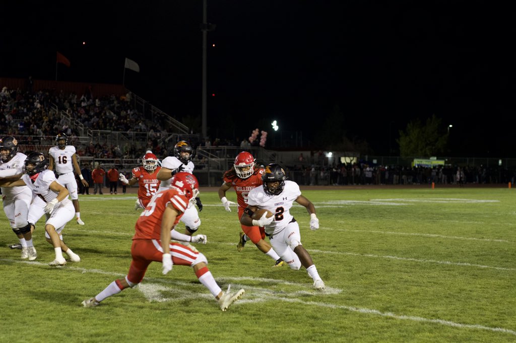 AVSunDevilFB's tweet photo. Andrews running hard. Gaining yards. 14-0 Q2 2 min left. 🤘#SmokeOAK 💨 #GoDevils #SunDevilPrideIsContagious #HighSchoolNews #HighSchool #AppleValley #HighDesert #AppleValleyHighSchool #LetsGoDevils #AVHSSunDevils @avusd https://t.co/jFp2q8Wjlk