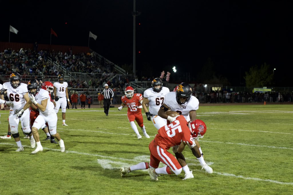 AVSunDevilFB's tweet photo. Andrews running hard. Gaining yards. 14-0 Q2 2 min left. 🤘#SmokeOAK 💨 #GoDevils #SunDevilPrideIsContagious #HighSchoolNews #HighSchool #AppleValley #HighDesert #AppleValleyHighSchool #LetsGoDevils #AVHSSunDevils @avusd https://t.co/jFp2q8Wjlk