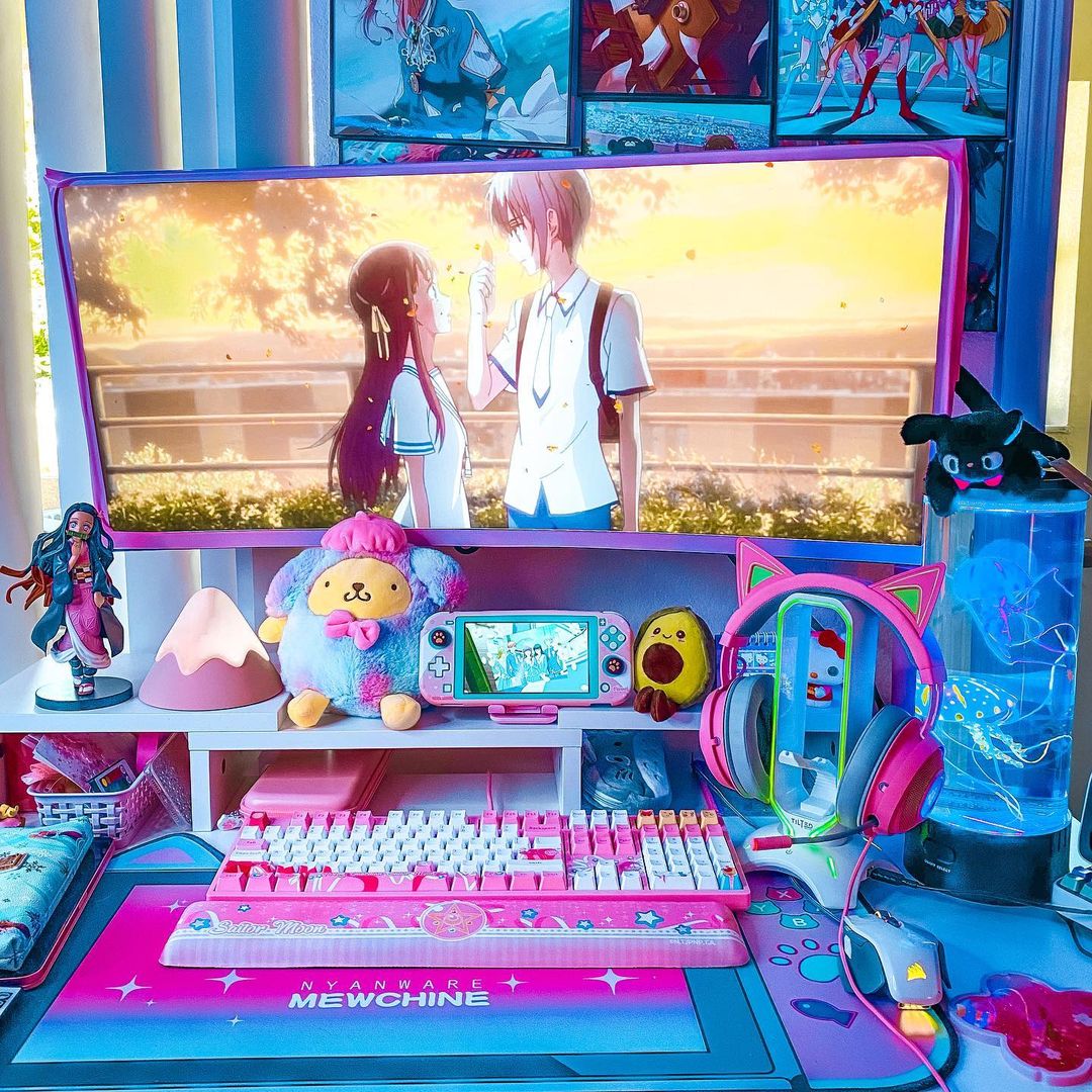 angeerkitchen's tweet photo. I’m binging this at the moment !!! I’m so in love with the series !!!
Setup by the lovely by @kawaiisorbet

#stogapink #cute #characters #girlssetups #stogapink #stogatech #controller #pc #pcgame #pink #kawaiidecor https://t.co/ko6TLU8A2x