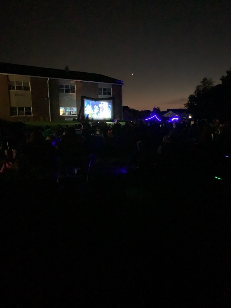 WeareMiddletown's tweet photo. FOREST AVE
A huge โthank youโ to Mrs. Robinson and the PTG for organizing outdoor movie night tonight! What a great event for everyone!!!! #wearemiddletown #forestaverocks https://t.co/Ukeo6EDt9x