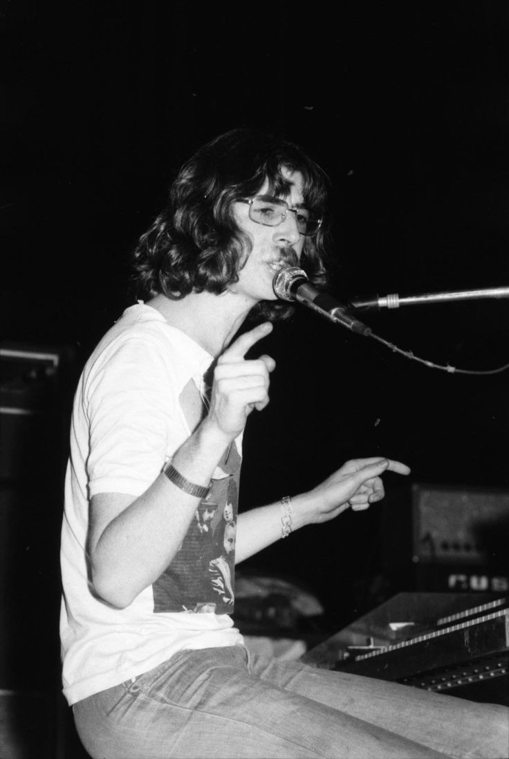 seruiran's tweet photo. CUMPLE 70 AÑOS EL CHABON Q INVENTÓ LA MÚSICA EL AMOR EL PIANO Y EL BIGOTE BICOLOR TE AMO CHARLY https://t.co/4A243Clx3F