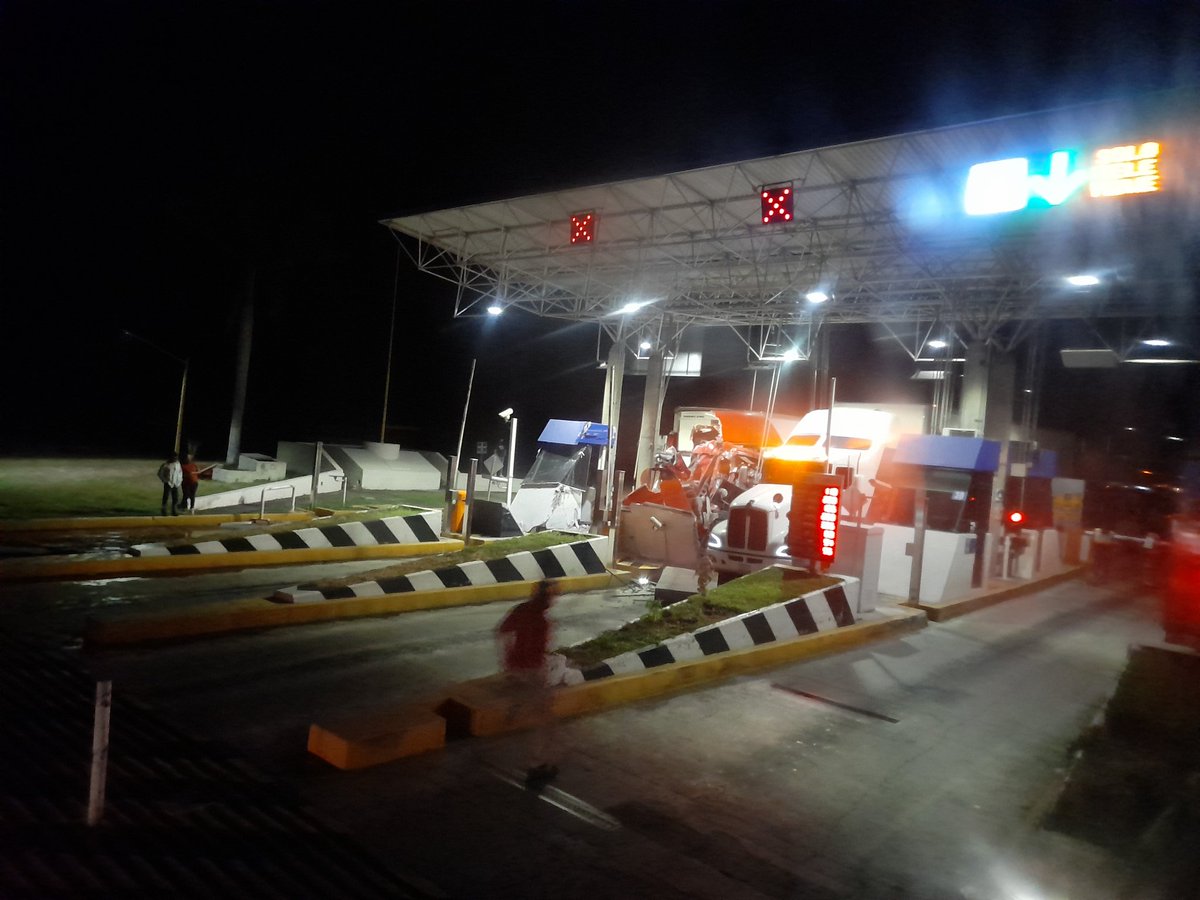 jasdruba's tweet photo. Accidente en la plaza de cobro de #Ecuandureo hace unos minutos, en la carretera federal México-Nogales (15D). Un trailer se impactó con una de las casetas, en dirección de Churintzio a Zapotlanejo. La fila alcanza ya varios kilómetros. @Trafico_ZMG https://t.co/SSSLGFtG8Q