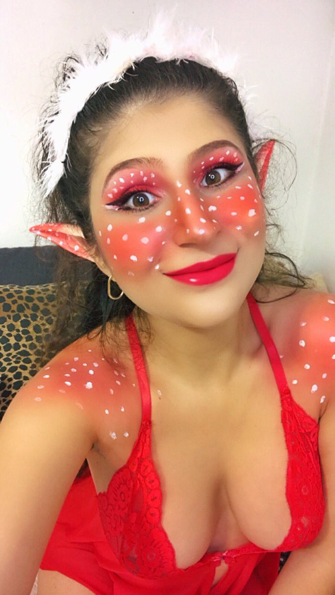 CharmingElla1's tweet photo. Complete look 🍄❤️ #cam4 #CAM4halloween #CAM4Halloween #cam4halloween #spookybooster #halloween #Mushroom #Elf #elfmakeup #redelf 🍀 https://t.co/WECm6sHX1g 🍀 https://t.co/5ovrzECj1V