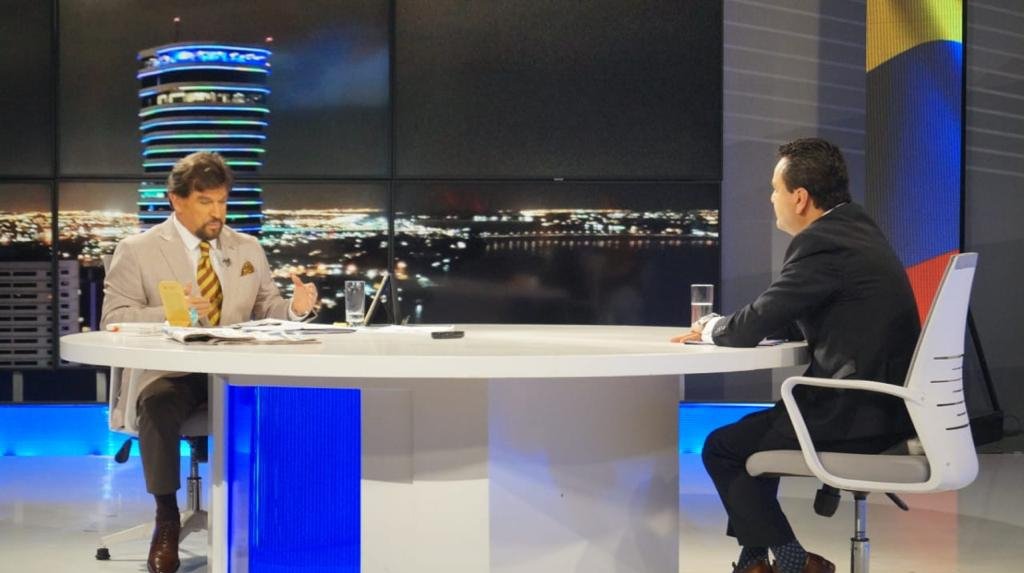 DHumanoEc's tweet photo. En estos momentos, ministro @EstebanBernalB con @CarlosVerareal en @Vera_ASuManera por @tctelevision, para hablar de la gestión del #MIES y programas sociales para sectores vulnerables 👉🏼https://t.co/XRM4IW1c0X

#GobiernoDelEncuentro
#JuntosLoLogramos https://t.co/0ybOLHW5l3