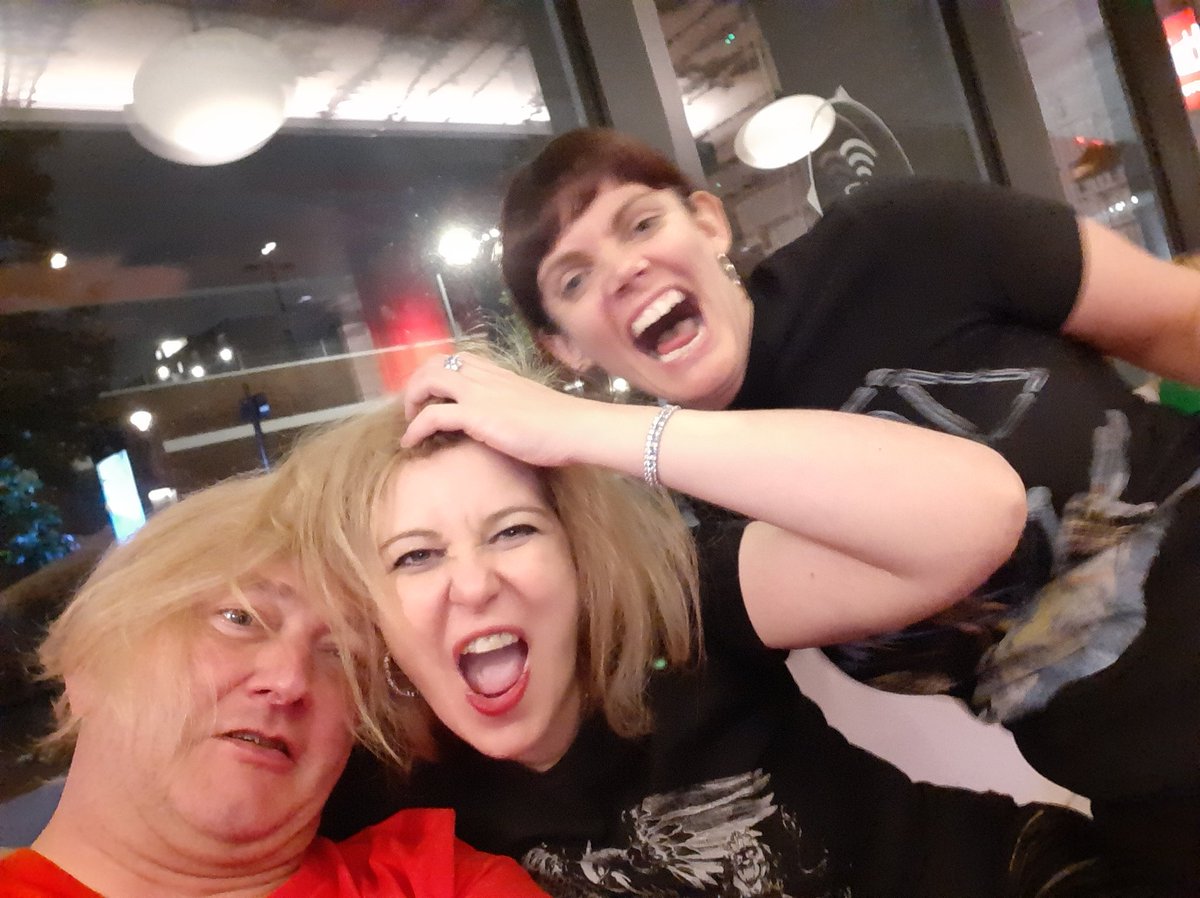 BythewayAJ's tweet photo. 👑 4 am selfie in #QueenWorld We're still ROCKIN' after Roger's gig!! 🤪🍺🍺
@OIQFC https://t.co/qJsEP83NEy