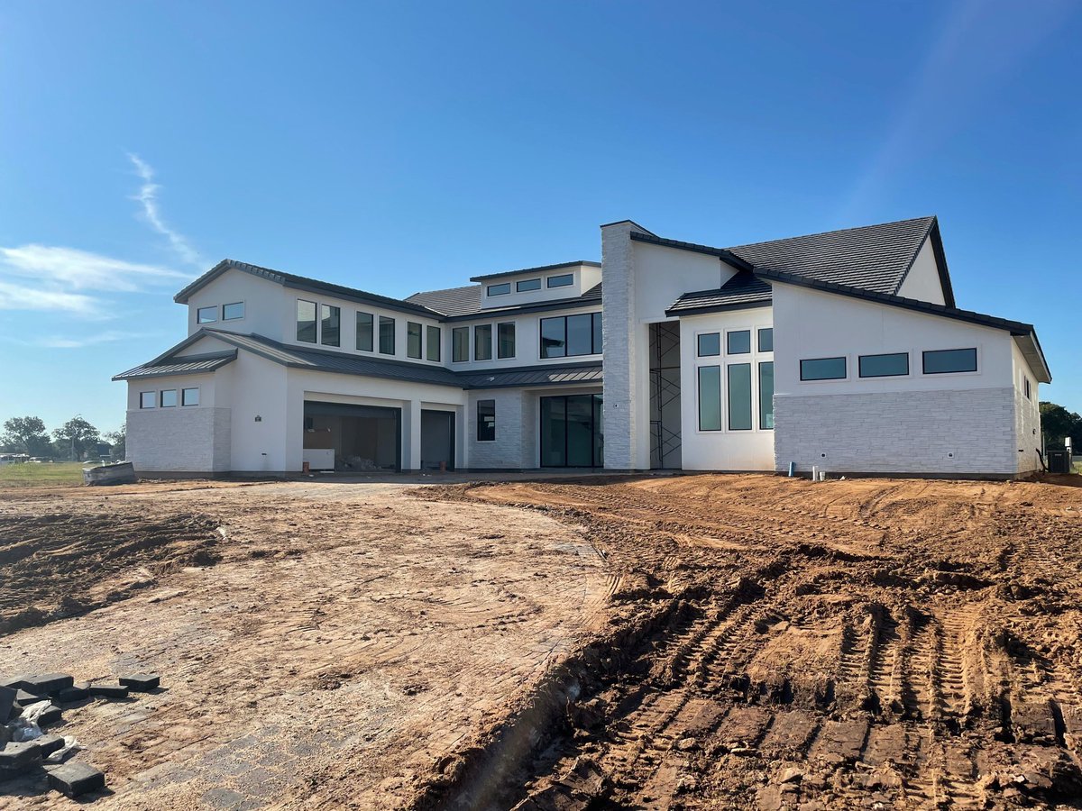 org_vs's tweet image. Before and after editing an exterior shot.
#Realtor #estate #properties #home #photography #realestate #agent