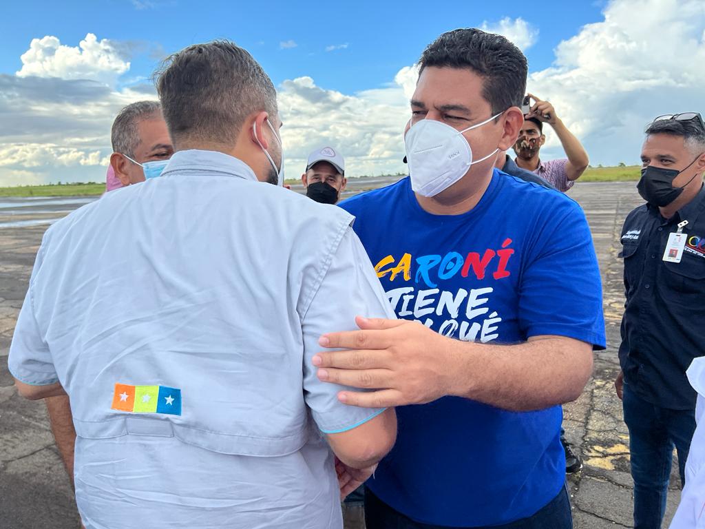 OviedoPSUV's tweet photo. (1/3) Hoy, en un ambiente de euforia y alegría, recibimos al diputado @nicmaduroguerra, un joven destacado y dedicado a las luchas de la revolución.

#VacúnateEvitaElContagio
#VamosCiudadGuayana https://t.co/oTncSy9Odm