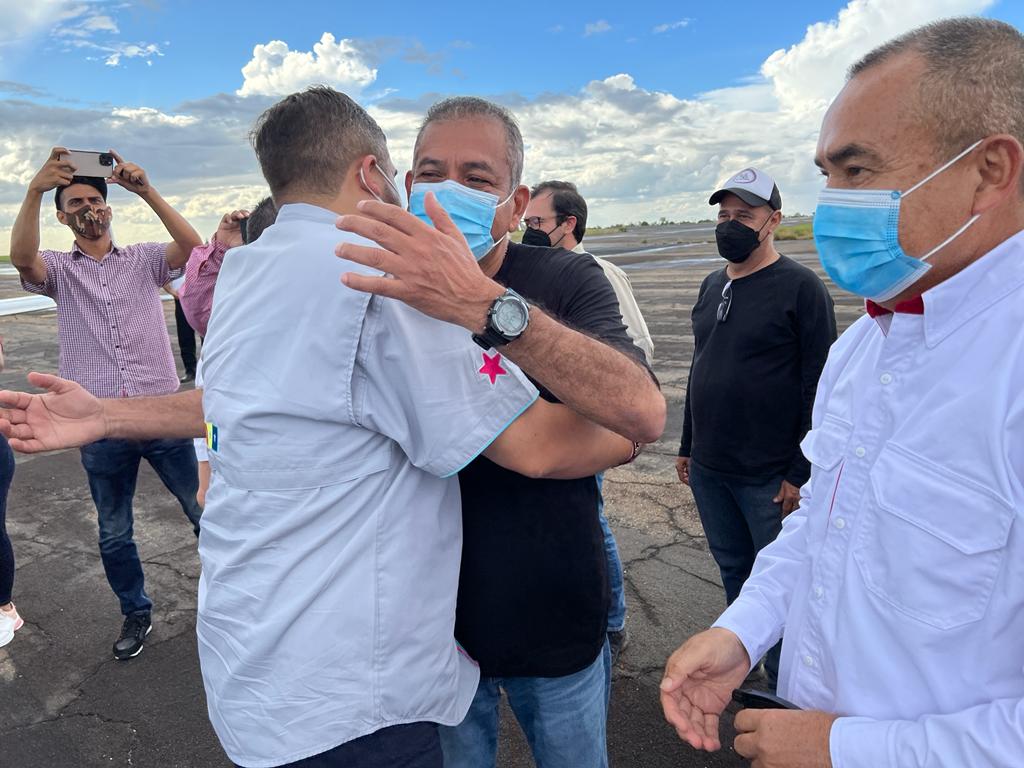 OviedoPSUV's tweet photo. (1/3) Hoy, en un ambiente de euforia y alegría, recibimos al diputado @nicmaduroguerra, un joven destacado y dedicado a las luchas de la revolución.

#VacúnateEvitaElContagio
#VamosCiudadGuayana https://t.co/oTncSy9Odm