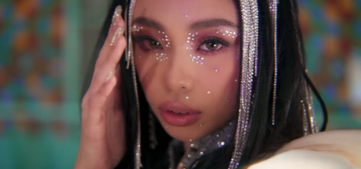 SunStarDavao's tweet photo. #SunStarEntertainment
LOOK: Maymay Entrata wows fans with her latest single's 'AMAKABOGERA' well-executed music video featuring her dancing and singing prowess. @maymayentrata07 

📸 Screenshots from Star Music PH Youtube Channel
#AllYouNeedToKnow https://t.co/0YX1udsclI