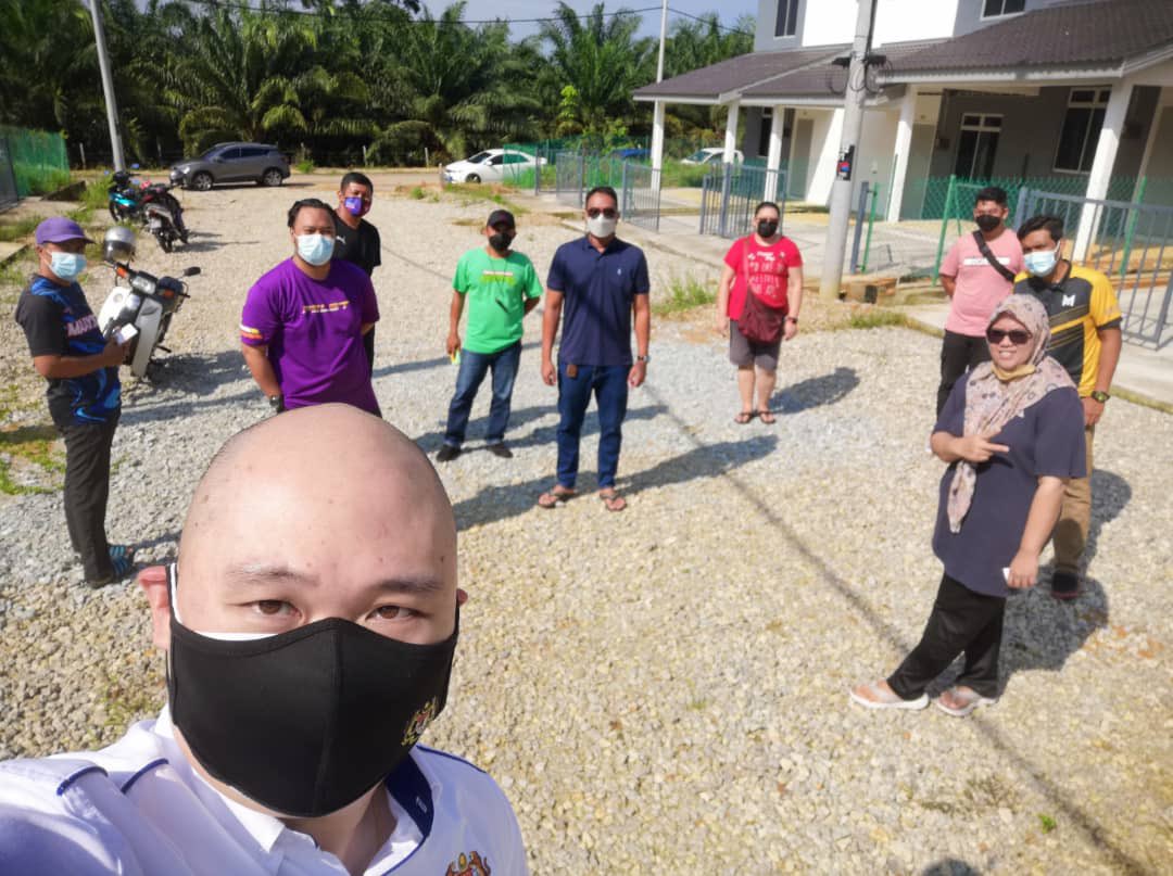 kojixkomrad's tweet photo. Rumah tak siap2 lagi ni. Dah 2 tahun. Mohon bantuan dato @Hasni_Johor bantu kami pembeli rumah TKJ2 kota tinggi. https://t.co/s6lonYxAqL