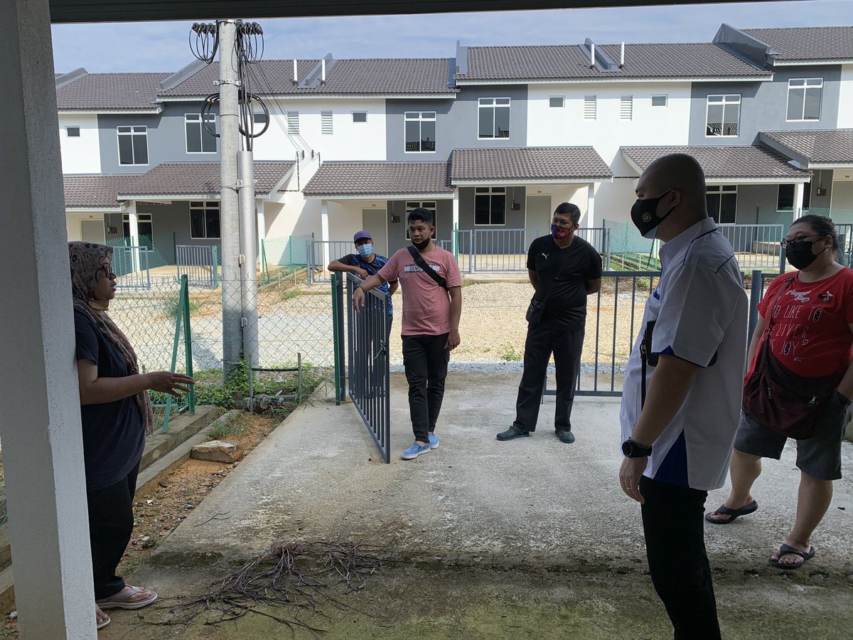 kojixkomrad's tweet photo. Rumah tak siap2 lagi ni. Dah 2 tahun. Mohon bantuan dato @Hasni_Johor bantu kami pembeli rumah TKJ2 kota tinggi. https://t.co/s6lonYxAqL