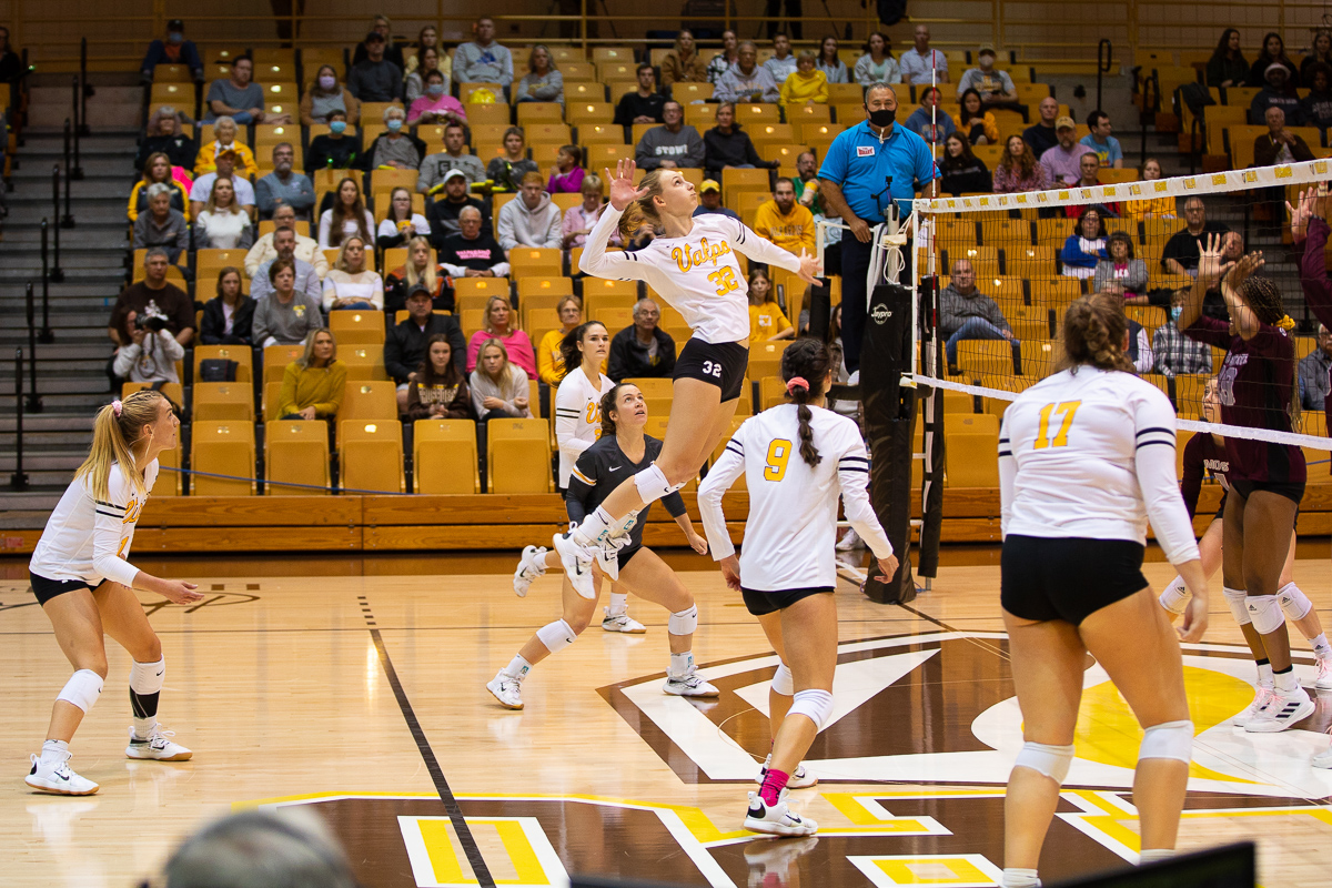 valpoathletics's tweet photo. 🏐 12 kills on .417 hitting for Maddy Boyer, 11 kills on .421 hitting for Haley Hart
🏐 8 blocks from Peyton McCarthy
🏐 @VU_VB with the 🧹 of Missouri State in a match which featured 36 ties/23 lead changes

📝 ➡️ https://t.co/riTPKDHqYN

#GoValpo #WeAreBeacons #MVCVB https://t.co/HakWmPz5gq