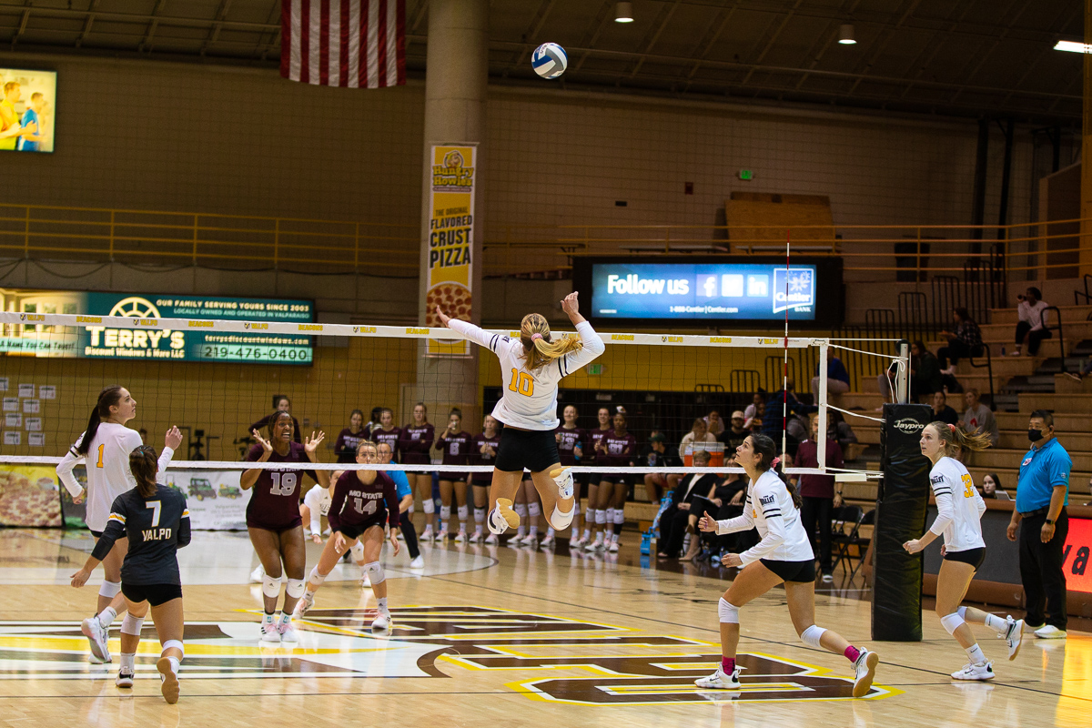 valpoathletics's tweet photo. 🏐 12 kills on .417 hitting for Maddy Boyer, 11 kills on .421 hitting for Haley Hart
🏐 8 blocks from Peyton McCarthy
🏐 @VU_VB with the 🧹 of Missouri State in a match which featured 36 ties/23 lead changes

📝 ➡️ https://t.co/riTPKDHqYN

#GoValpo #WeAreBeacons #MVCVB https://t.co/HakWmPz5gq