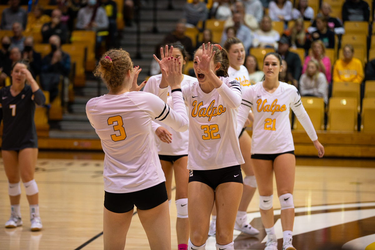 valpoathletics's tweet photo. 🏐 12 kills on .417 hitting for Maddy Boyer, 11 kills on .421 hitting for Haley Hart
🏐 8 blocks from Peyton McCarthy
🏐 @VU_VB with the 🧹 of Missouri State in a match which featured 36 ties/23 lead changes

📝 ➡️ https://t.co/riTPKDHqYN

#GoValpo #WeAreBeacons #MVCVB https://t.co/HakWmPz5gq