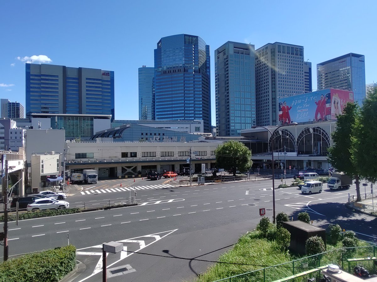 nomoto3's tweet photo. 品川駅前の元パシフィックホテルの建物がいよいよ来月取り壊される。高輪口駅前もリニア開始に合わせ大きくﾘﾆｭｰｱﾙされるし、品川駅って広いコンコースや列車の乗車案内のアナウンスが流れてたりと、空港っぽくて好きなんで楽しみだな。 https://t.co/nPDVqyGtdP