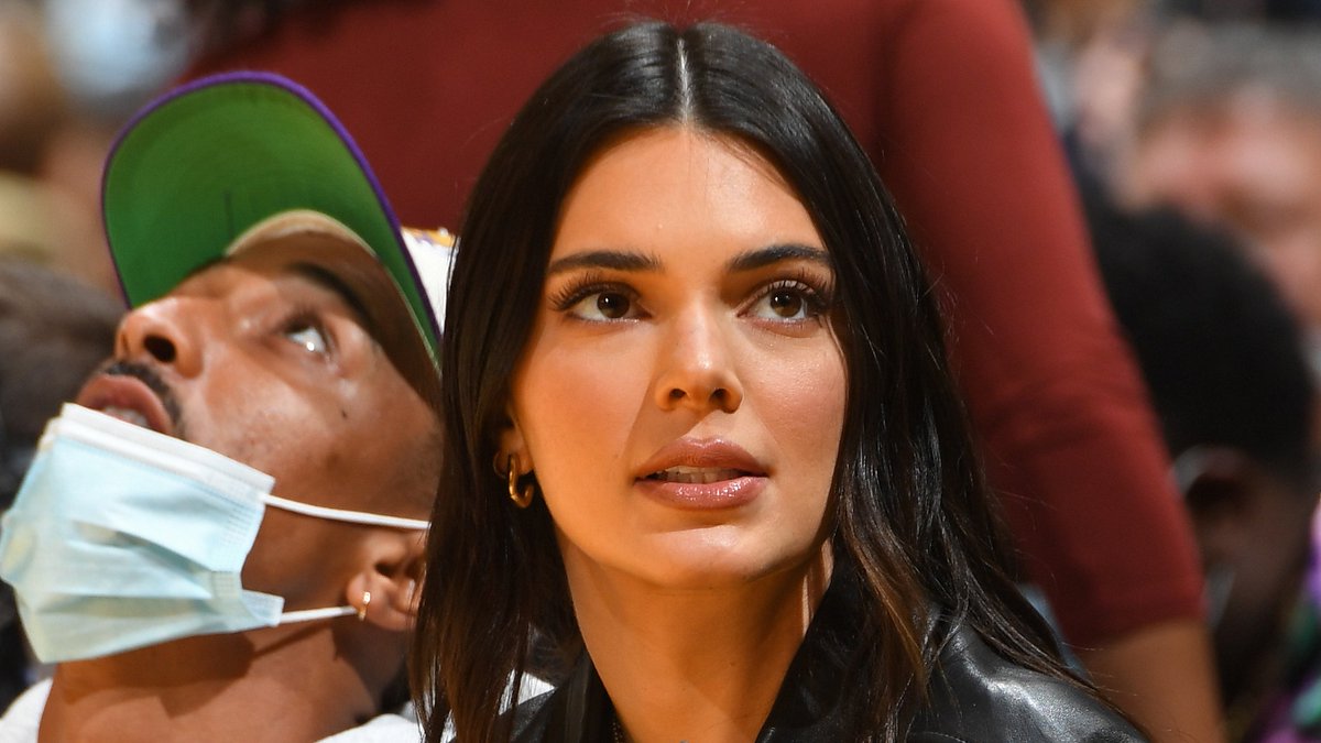 NBABrasil's tweet photo. A @KendallJenner também compareceu para ver o mozão @DevinBook ❤️ https://t.co/GAYCLWILHU