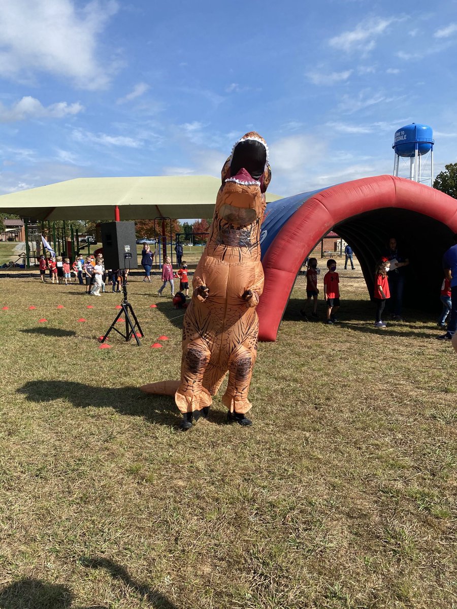 abennett1266's tweet photo. What a “Great” Day to be a Stokesdale Viking on our Fun Run Day! Stokesdale students met the goal of $15,000 for our Boosterthon and admin dressed up at “Dinosaurs”! @GCSchoolsNC @SZendle https://t.co/2s0IYxiwJe