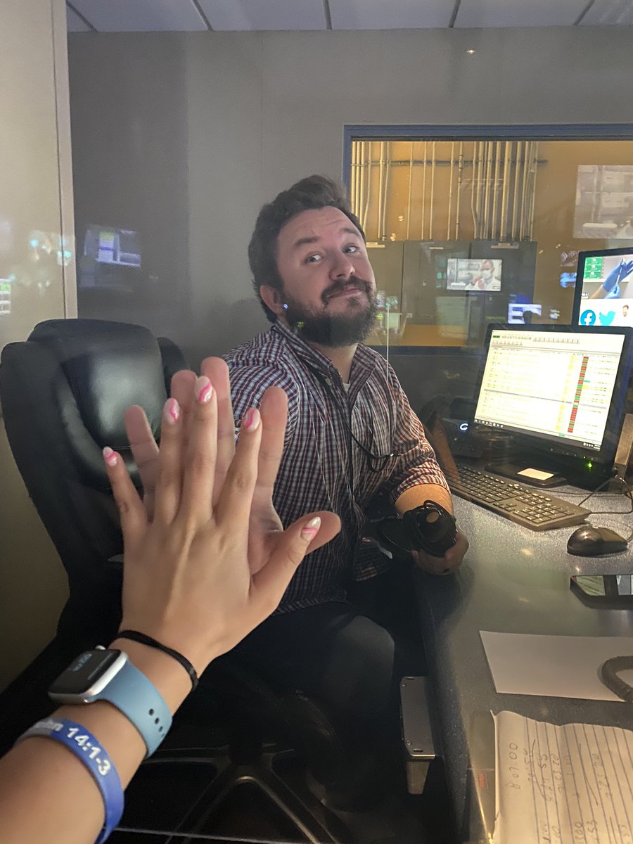 clarbusta's tweet photo. when you don’t have to wear masks but are still separated by glass #justpandemicthings @Grinoblesir https://t.co/gEeKBjUYOU